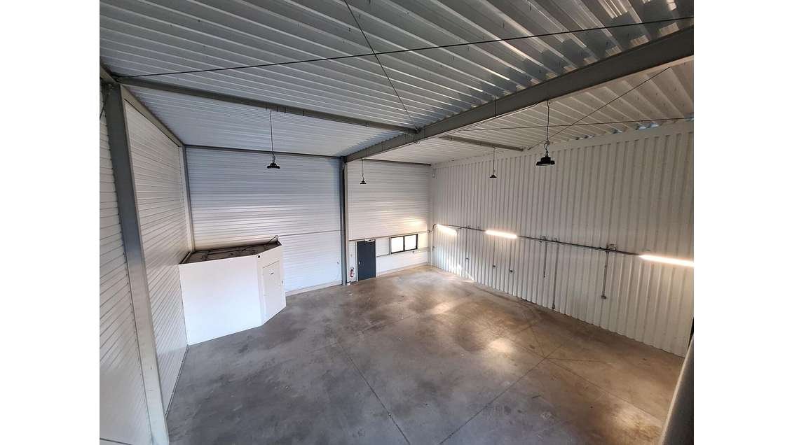 Entrepôt avec 2 bureaux à louer à Fréjus A8