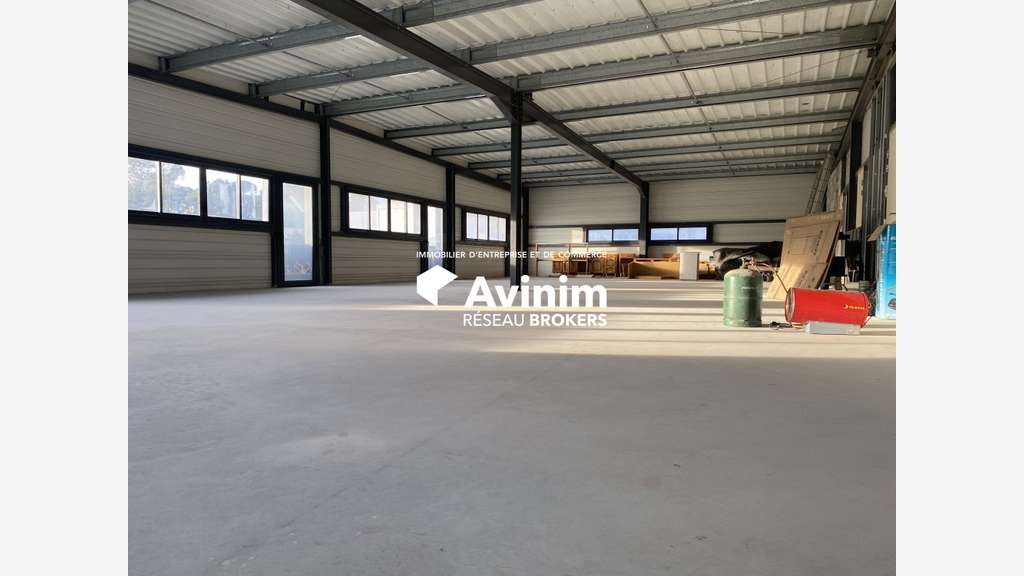 A louer plateau brut 278m² en R+1 à Fréjus