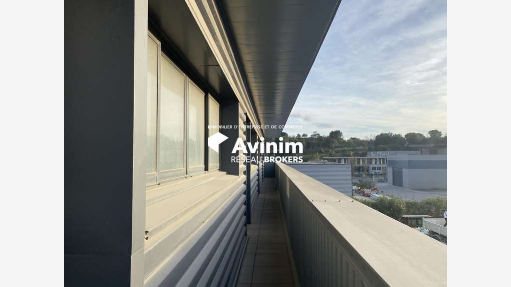 A louer plateau brut 278m² en R+1 à Fréjus