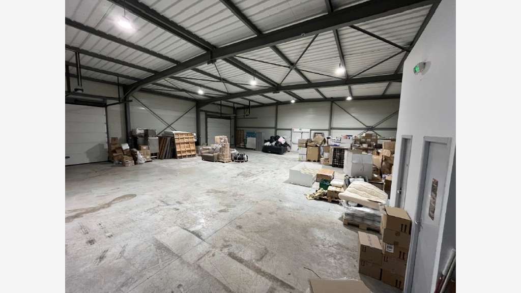 Locaux d'activité - entrepôt de 430 m² non divisib