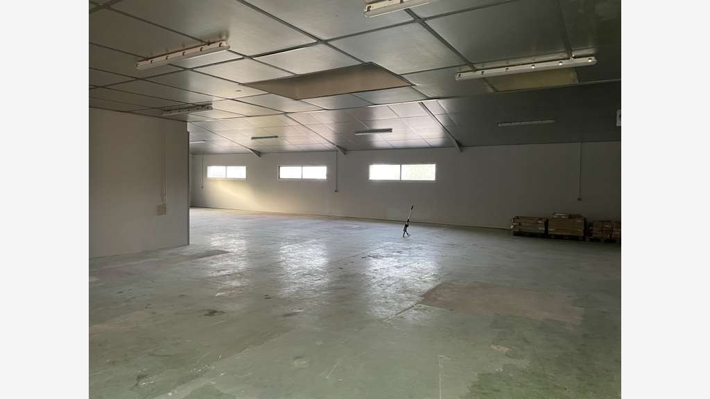 A louer local avec bureaux et entrepôt à Garat