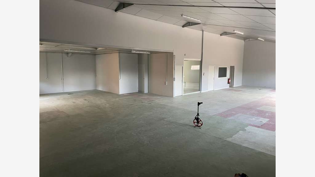 A louer local avec bureaux et entrepôt à Garat
