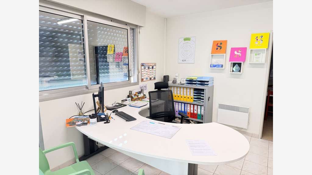 A louer local avec bureaux et entrepôt à Garat