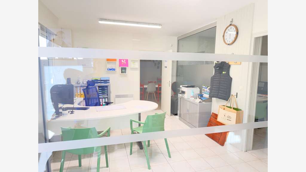 A louer local avec bureaux et entrepôt à Garat