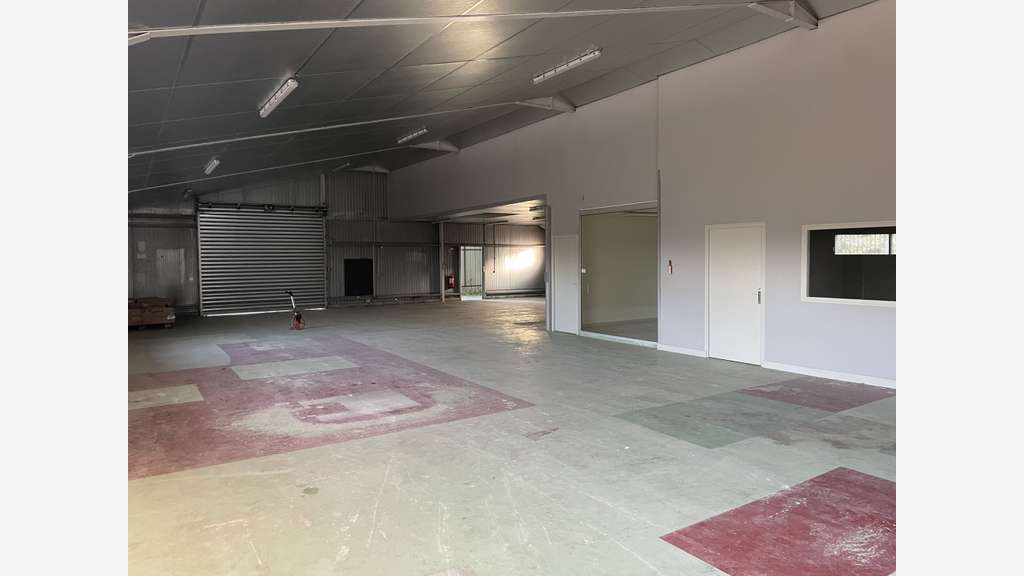 A louer local avec bureaux et entrepôt à Garat