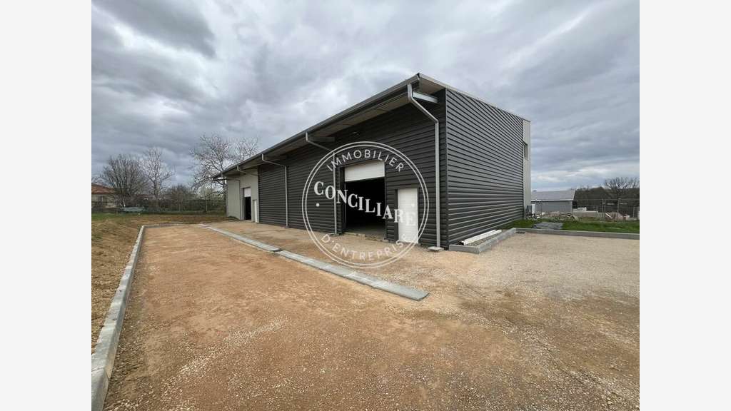 Entrepôt de 612m² à louer à Garidech axes routiers