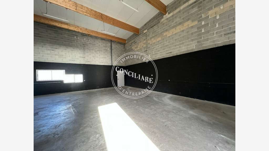 Entrepôt 130m² à louer en ZA à Garidech