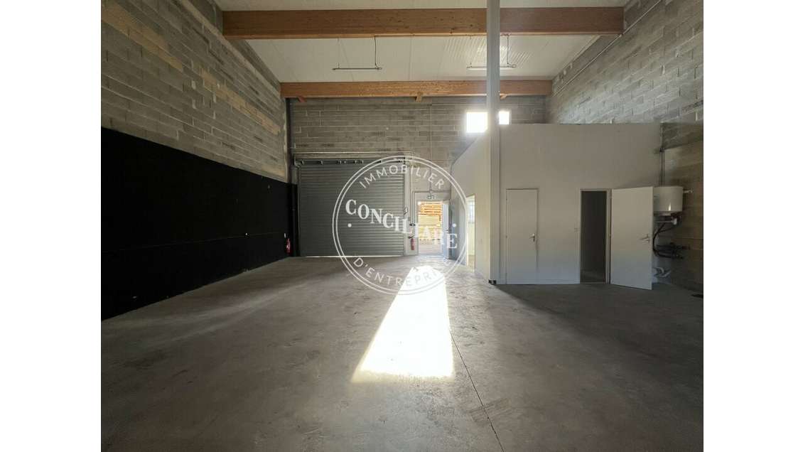 Entrepôt 130m² à louer en ZA à Garidech