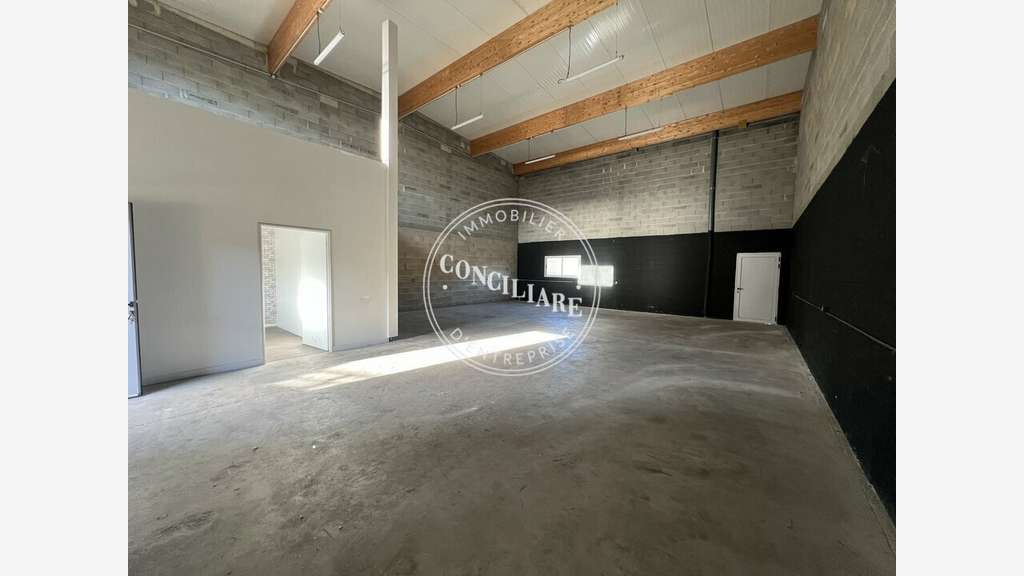 Entrepôt 130m² à louer en ZA à Garidech