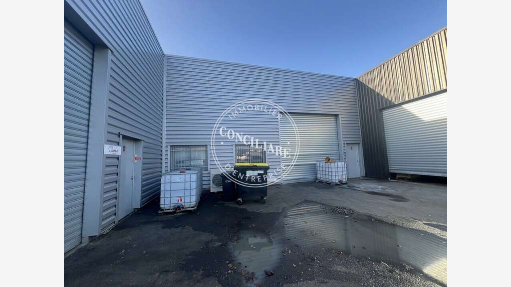 Entrepôt 400m² à louer en ZA à Garidech
