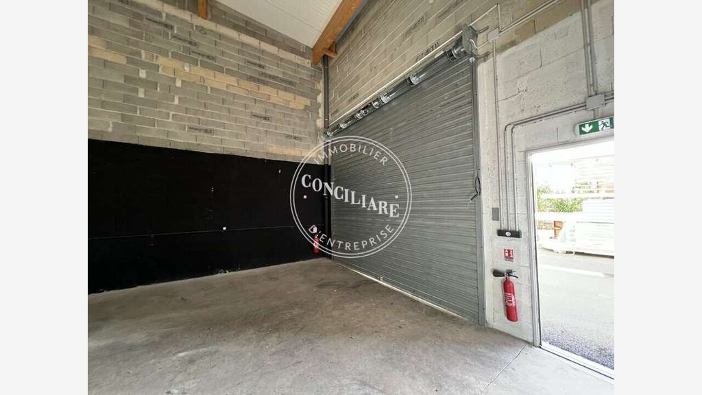 Entrepôt 400m² à louer en ZA à Garidech