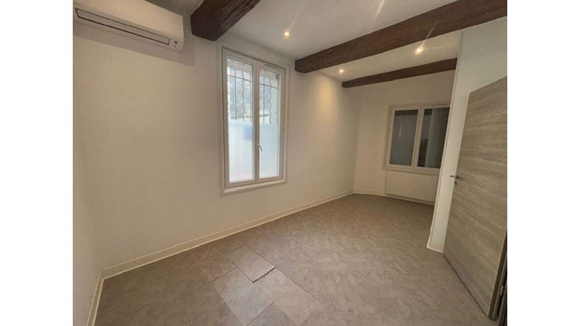 A louer local rénové 45m² en centre-ville Garons