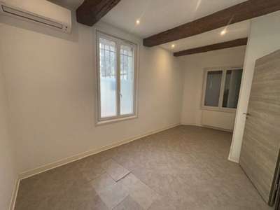 A louer local rénové 45m² en centre-ville Garons