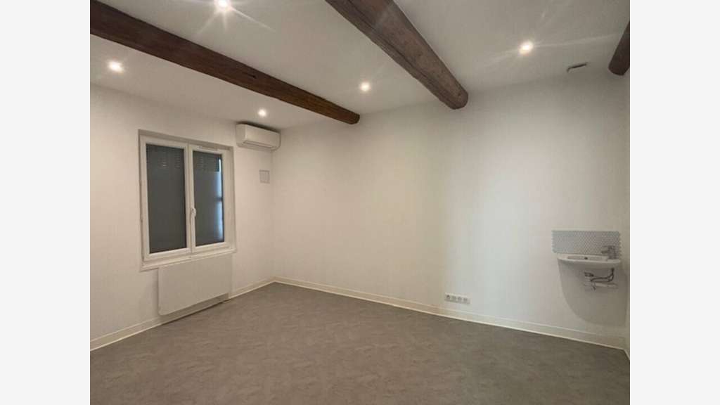 A louer local rénové 45m² en centre-ville Garons
