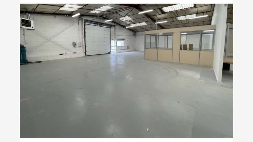 À louer – Cellule industrielle de 387 m² à Gasv
