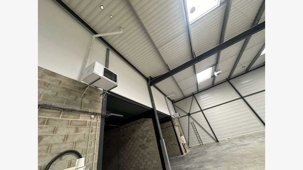 Loue cellules d'activité 400 à 1600m² Gellainville