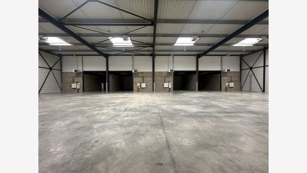 Loue cellules d'activité 400 à 1600m² Gellainville