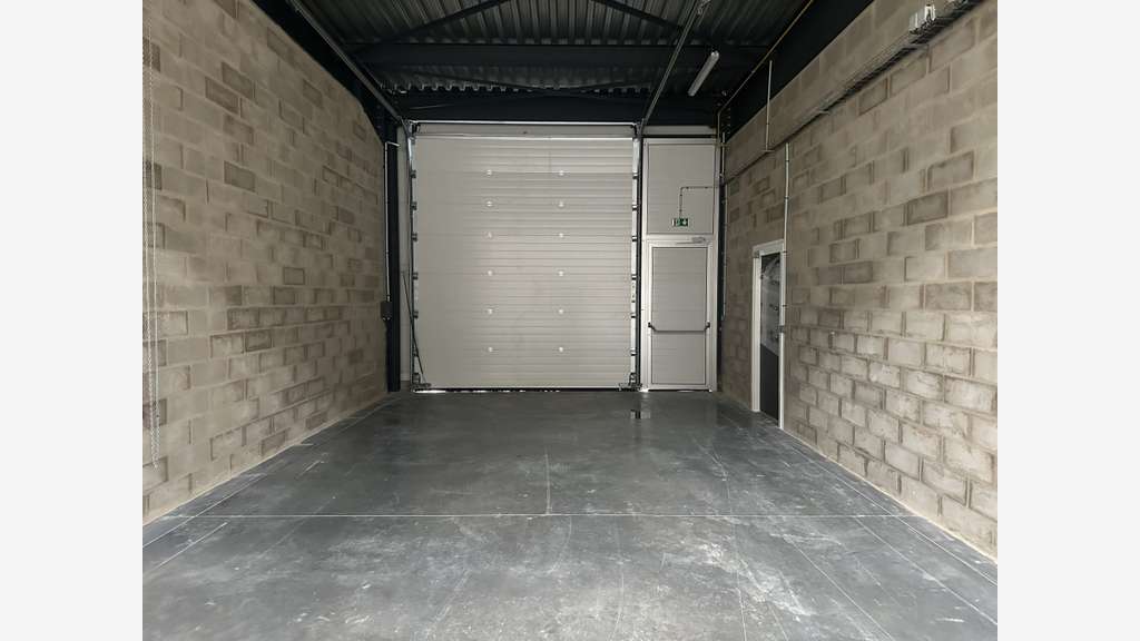 Loue cellules d'activité 400 à 1600m² Gellainville