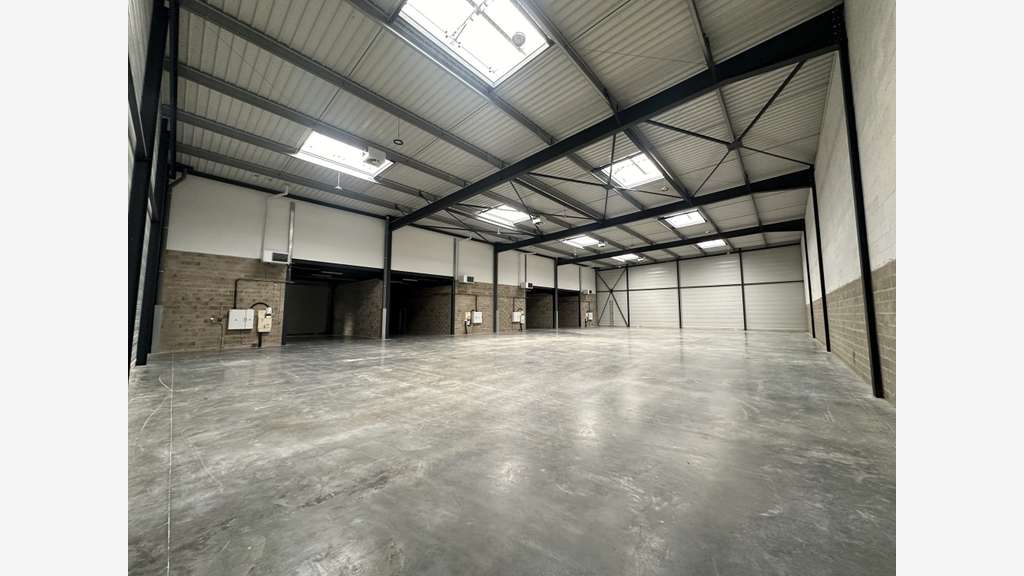 Loue cellules d'activité 400 à 1600m² Gellainville