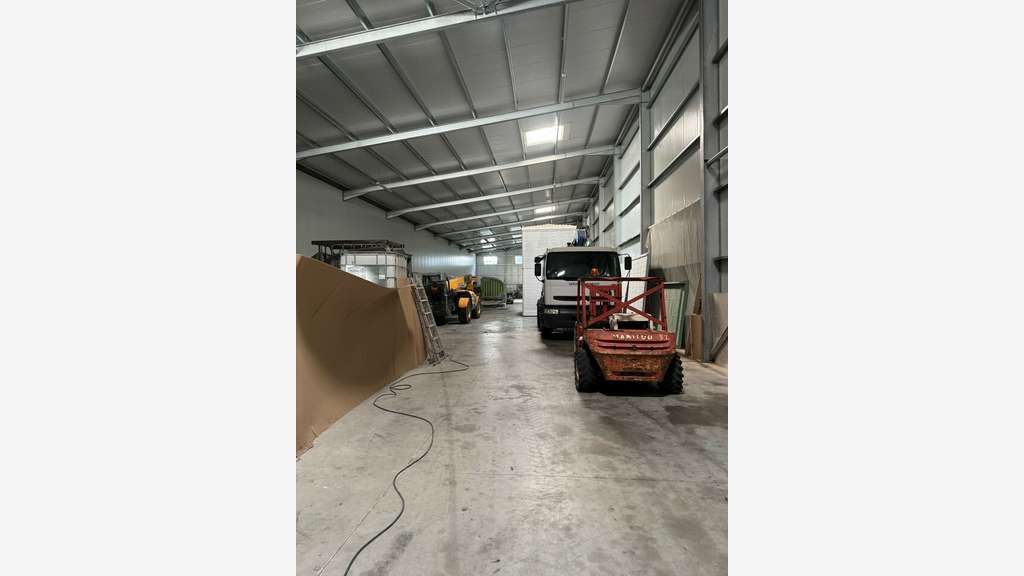 Entrepôt 1015m² à louer à Gémenos