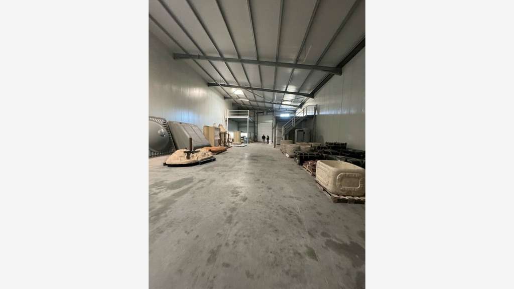Entrepôt 1015m² à louer à Gémenos