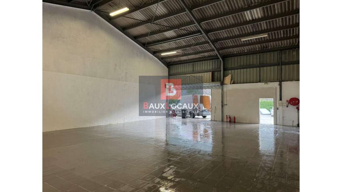 Location entrepôt avec bureaux 347m² à Gémenos 