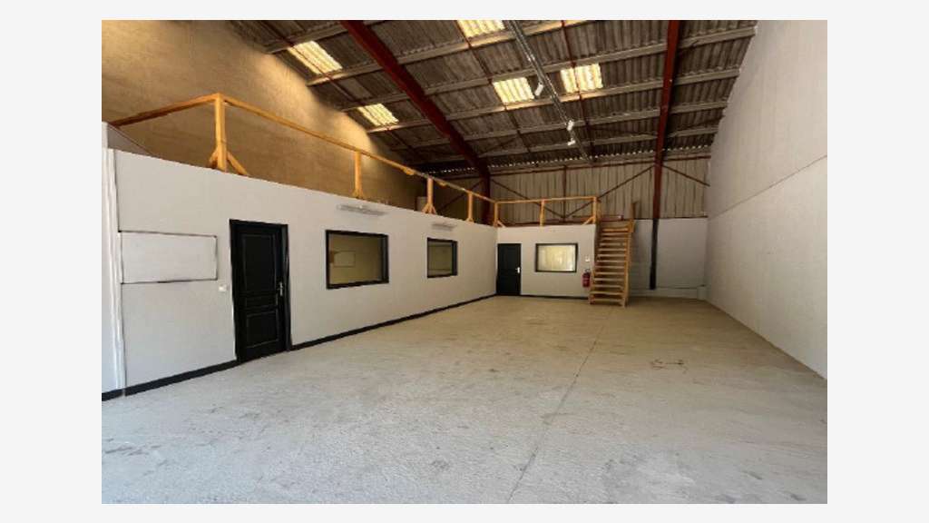 Local d'activité 225m² à louer à Gémenos