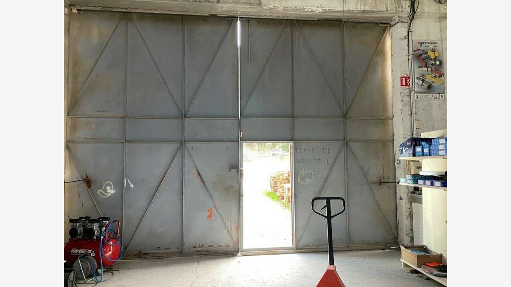 Local 1100m² à louer avec terrain à Gemenos 13420