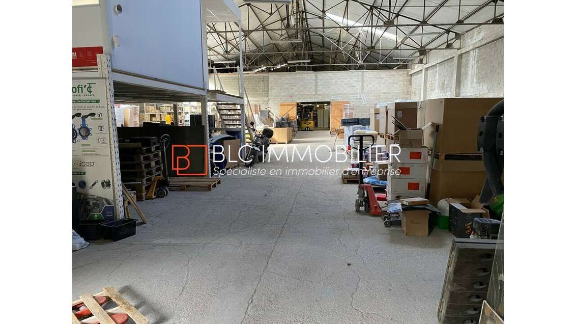 Local 1100m² à louer avec terrain à Gemenos 13420