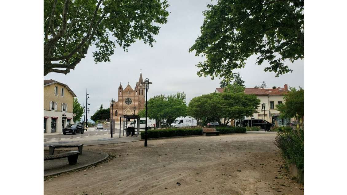 A louer local commercial 35m² centre Genas