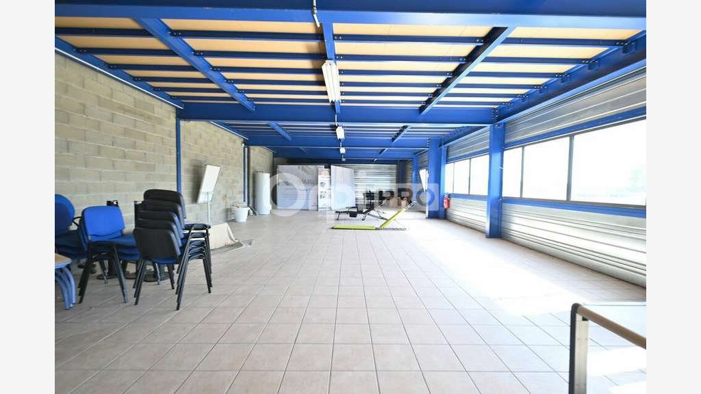 A louer local activité 1200m² Genas accès facile