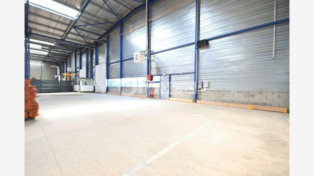 A louer local activité 1200m² Genas accès facile