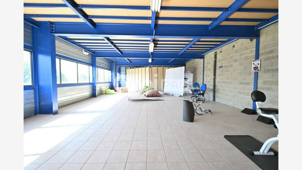A louer local activité 1200m² Genas accès facile