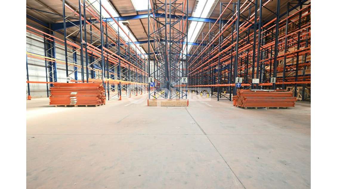 A louer local activité 1200m² Genas accès facile