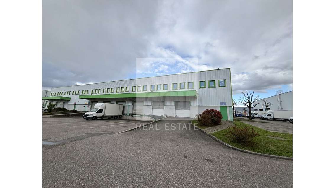 Local d'activité de 1095m² à louer à Genas