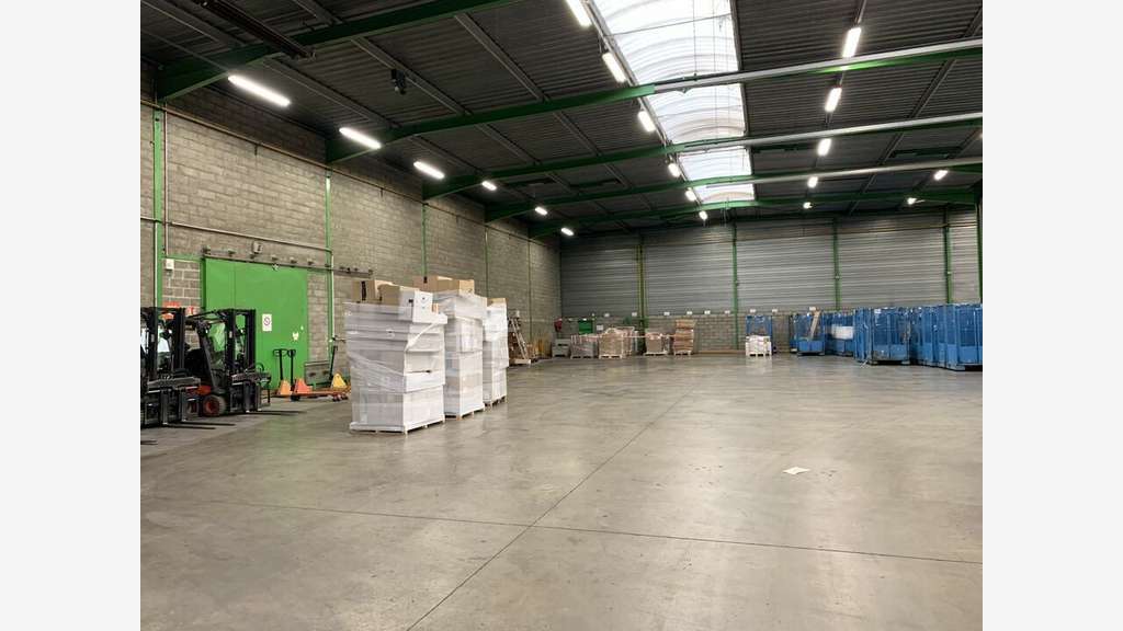 Local d'activité de 1095m² à louer à Genas