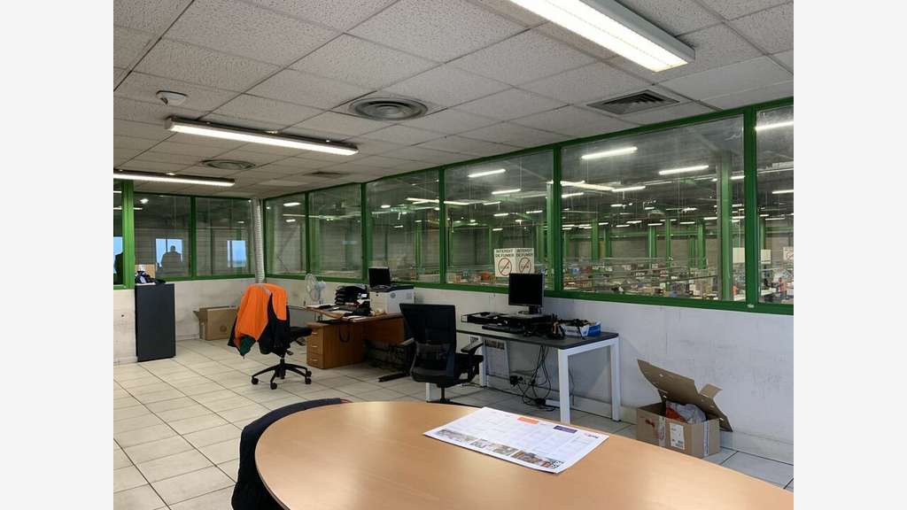 Local d'activité de 1095m² à louer à Genas