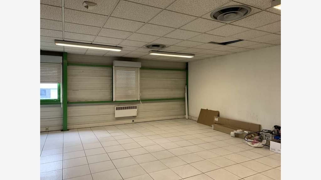 Local d'activité de 1095m² à louer à Genas