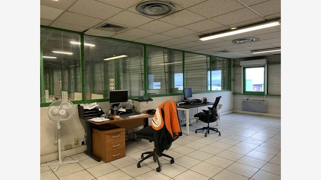 Local d'activité de 1095m² à louer à Genas