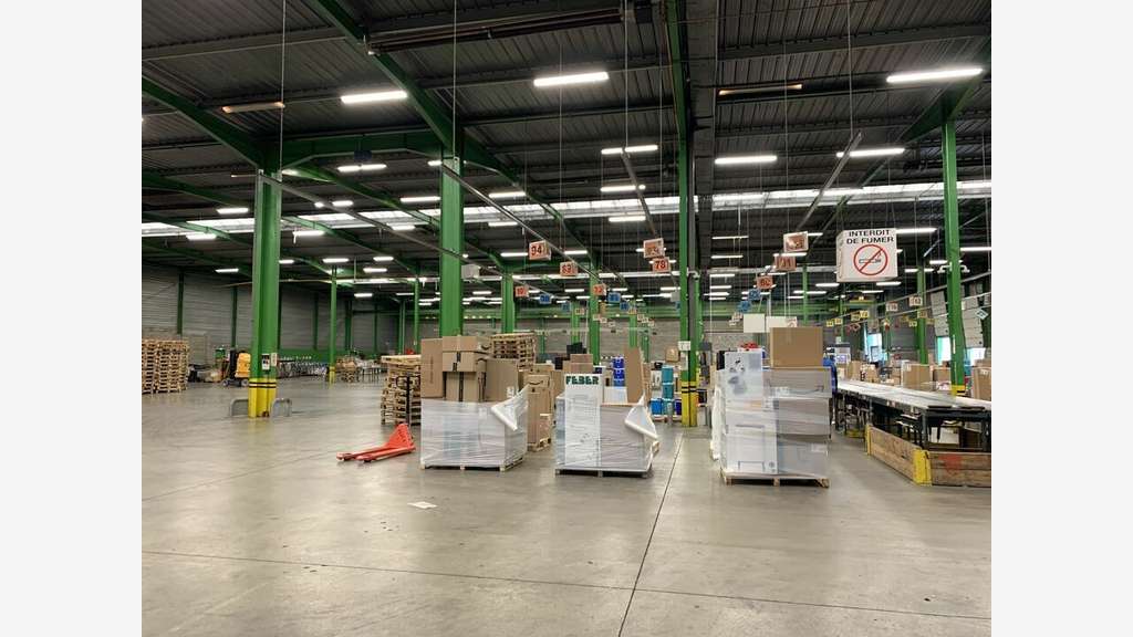 Local d'activité de 1095m² à louer à Genas