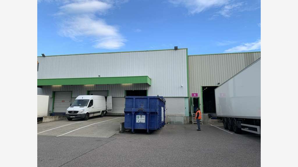 Local d'activité de 1095m² à louer à Genas