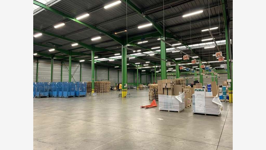 Local d'activité de 1095m² à louer à Genas