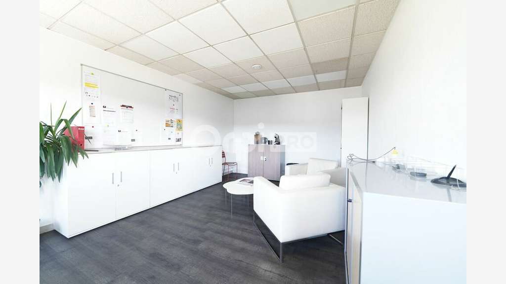 Local d'activité à louer 1113m² à Genas