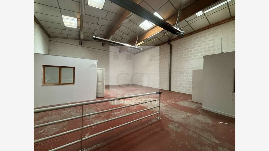 A louer local d'activités avec bureaux 230m² Genas