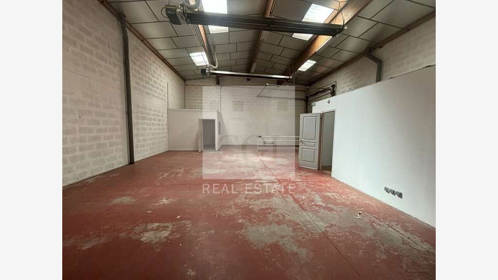A louer local d'activités avec bureaux 230m² Genas