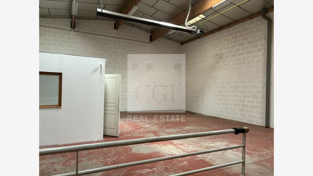 A louer local d'activités avec bureaux 230m² Genas