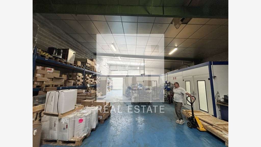 Local d'activité 345m² à louer à Genas 