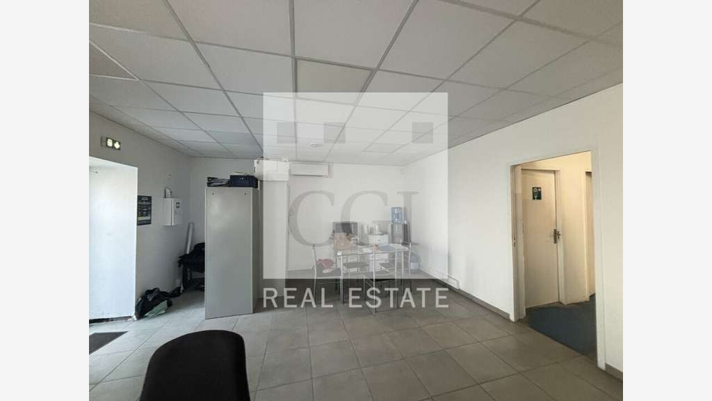 Local d'activité 345m² à louer à Genas 
