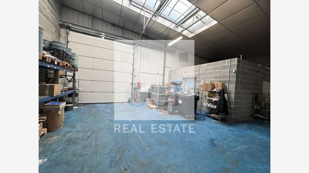 Local d'activité 345m² à louer à Genas 