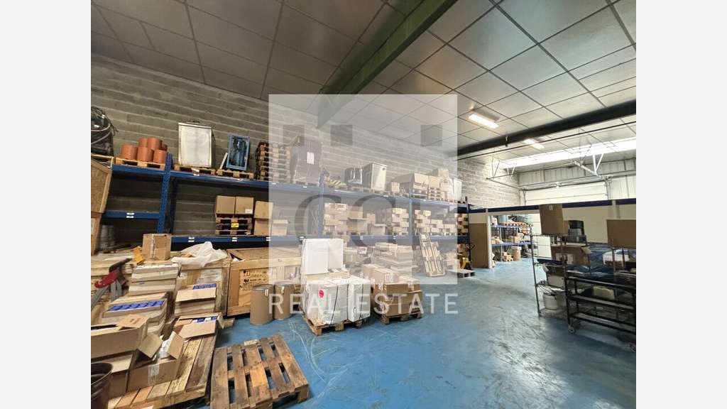 Local d'activité 345m² à louer à Genas 